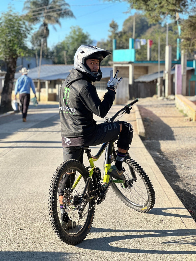Living for Trails, Jumps & Enduro——Lazaro